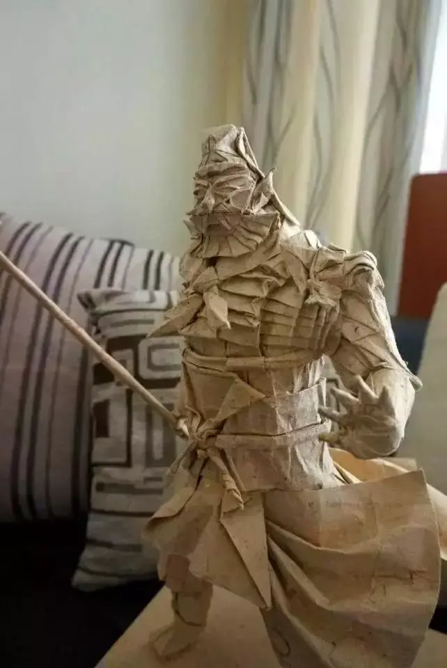 张飞后来,他的折纸作品《关羽》,受邀参加日本的艺术馆展展览,并被馆