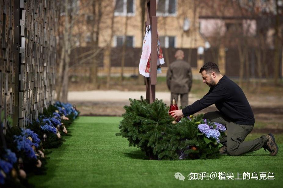 今天是布查解放两周年纪念日,泽连斯基总统前往布查市向在战争中遇难