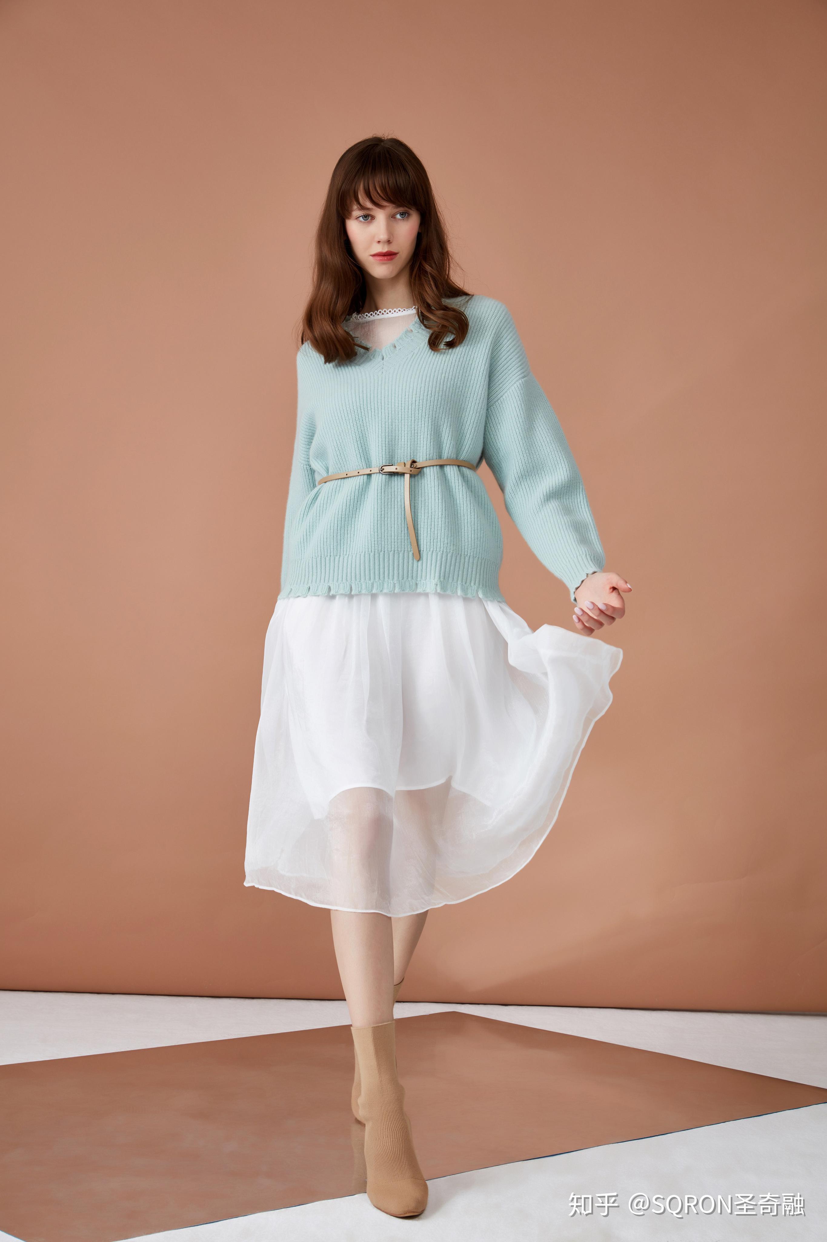 薄荷绿羊绒衫 甜美蕾丝裙甜美的蕾丝也可以让衣服看上去十分精致