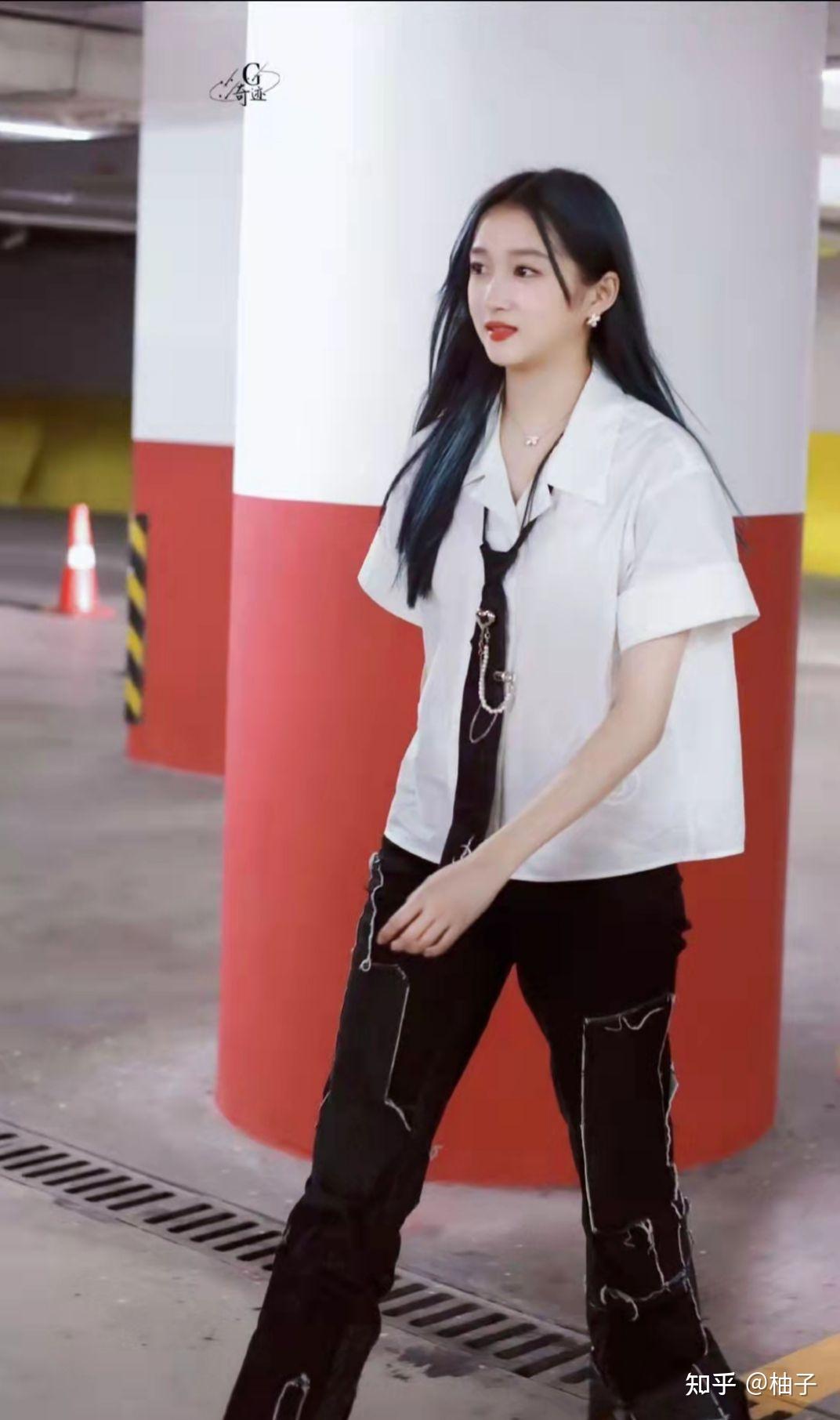 关晓彤最后的赢家蓝色挑染造型路透