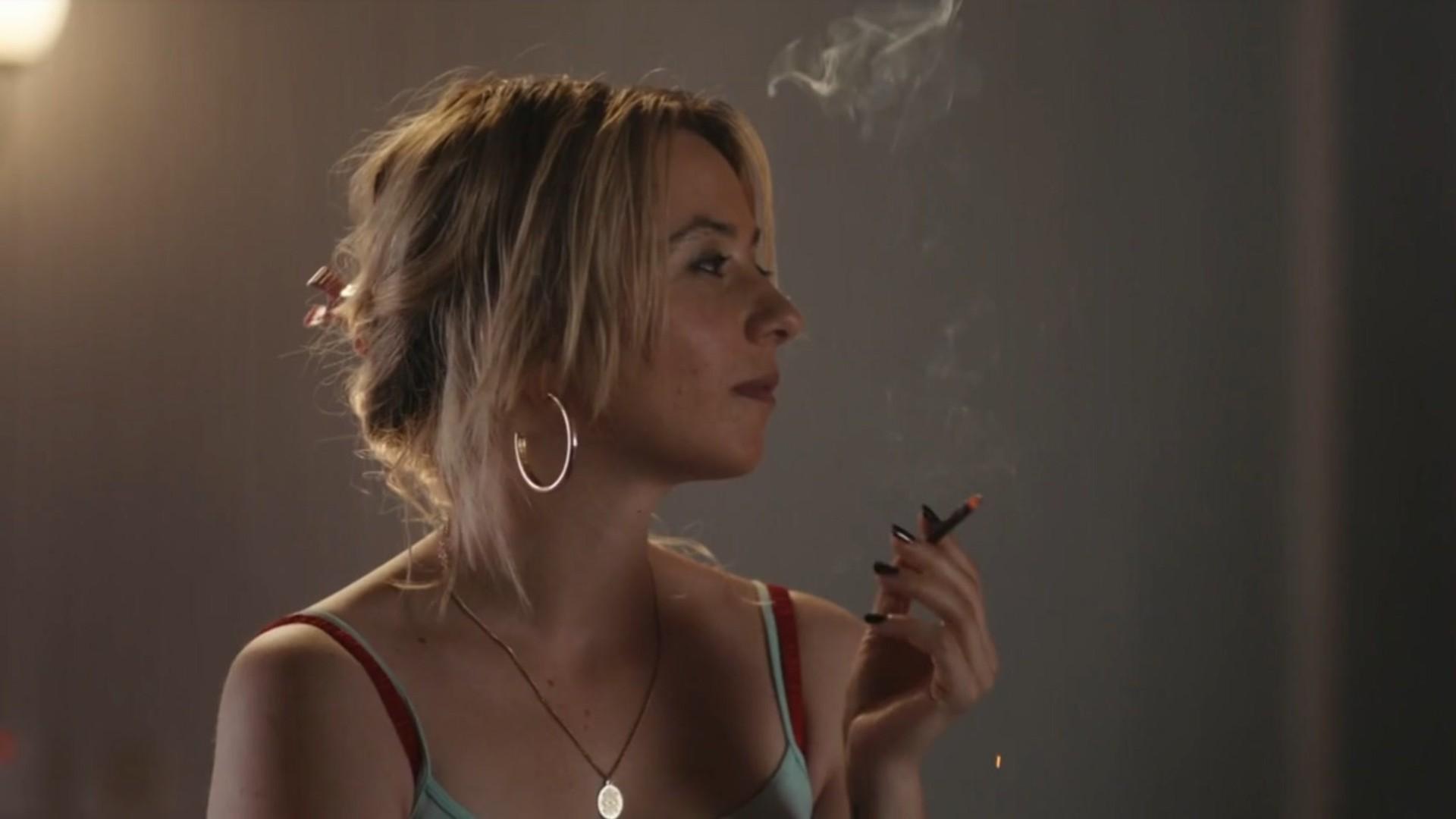 监狱恶霸欺负新来的一脚踹飞女孩不料女孩竟是隐藏的武林高手