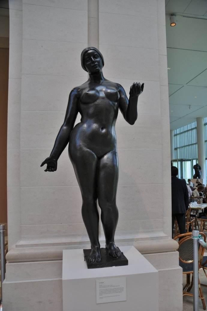 如马约尔雕塑的肥婆,其实已经超越了"胖"的概念,表现出了他对量感美的