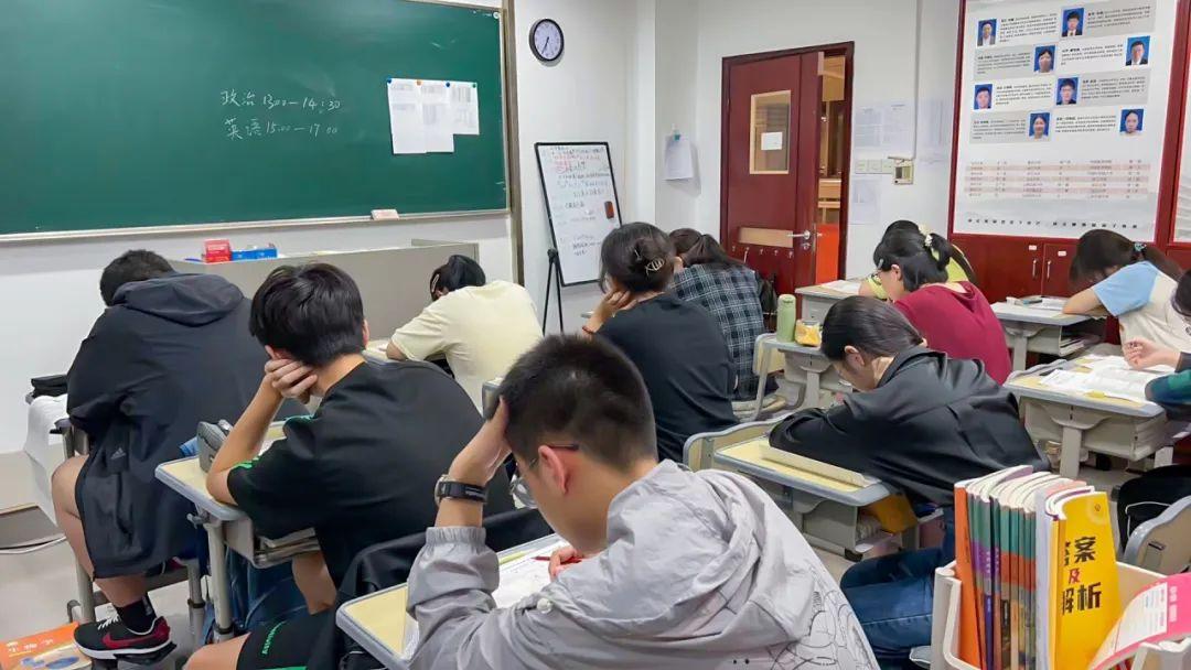 三联高复艺考生文化课冲刺班与清北班共享教学资源,同教学楼层上课,由