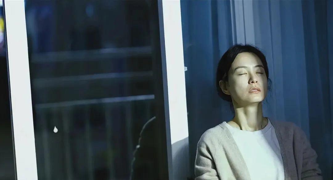 她离开正封校的大学,到西藏旅行,认识了香港男生毛铭基