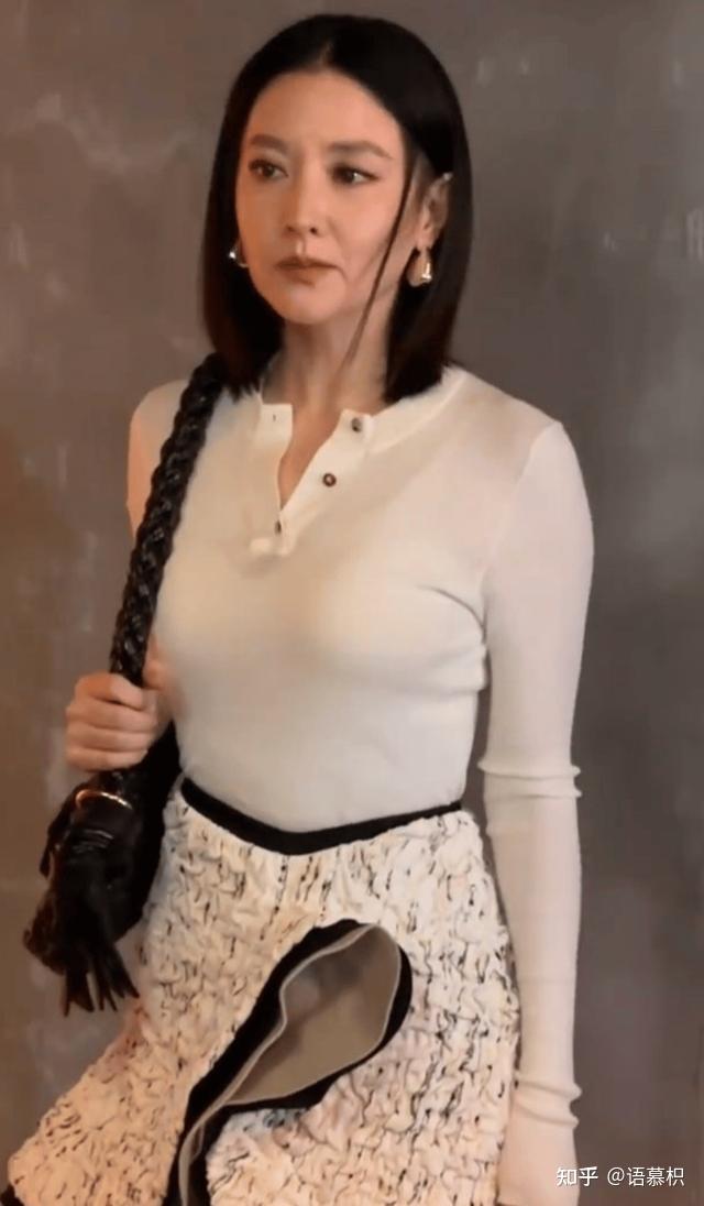 53岁李英爱状态大勇现身米兰时装周!被封最强冻龄女神惊艳众人!