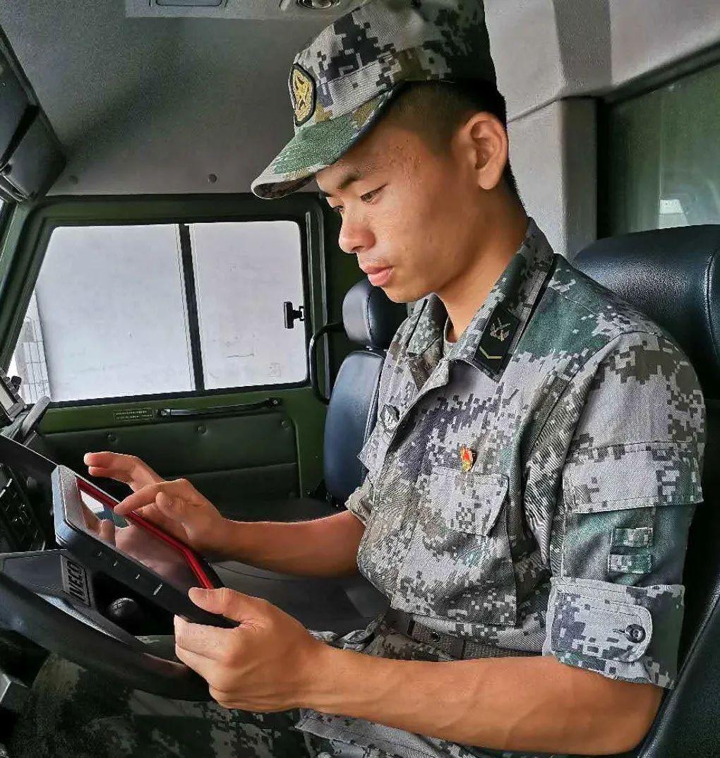 胸前挂满奖章小学生兵龄27