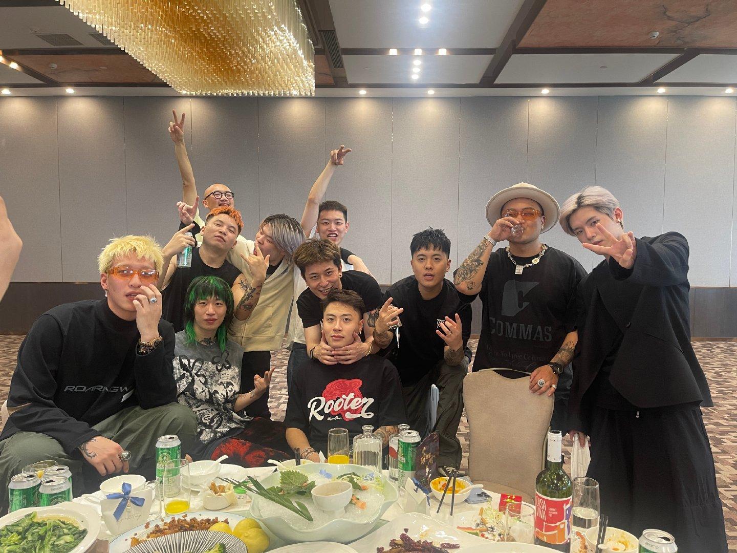 突发！又一位Rapper结婚！《说唱听我的》大量Rapper集合庆祝！ - 知乎