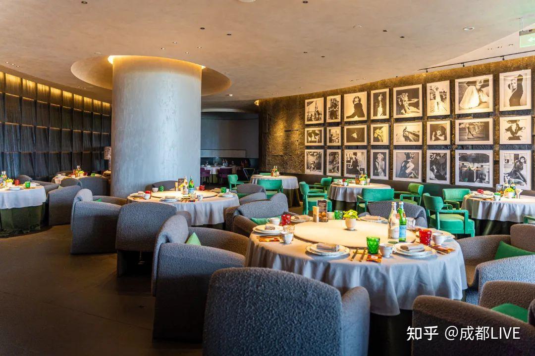 每个餐具底下,都印有chefduan的logo标识作为"新京菜"品牌餐厅的旗