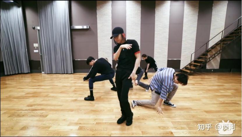 但是从齐舞分析的角度说,力丸编舞作品中经常出现的控制和牵引都在本