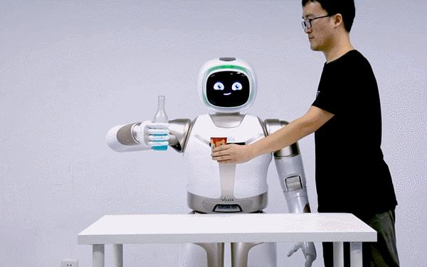 ces这个会下腰的中国机器人火了大型仿人机器人市场迎来头号玩家