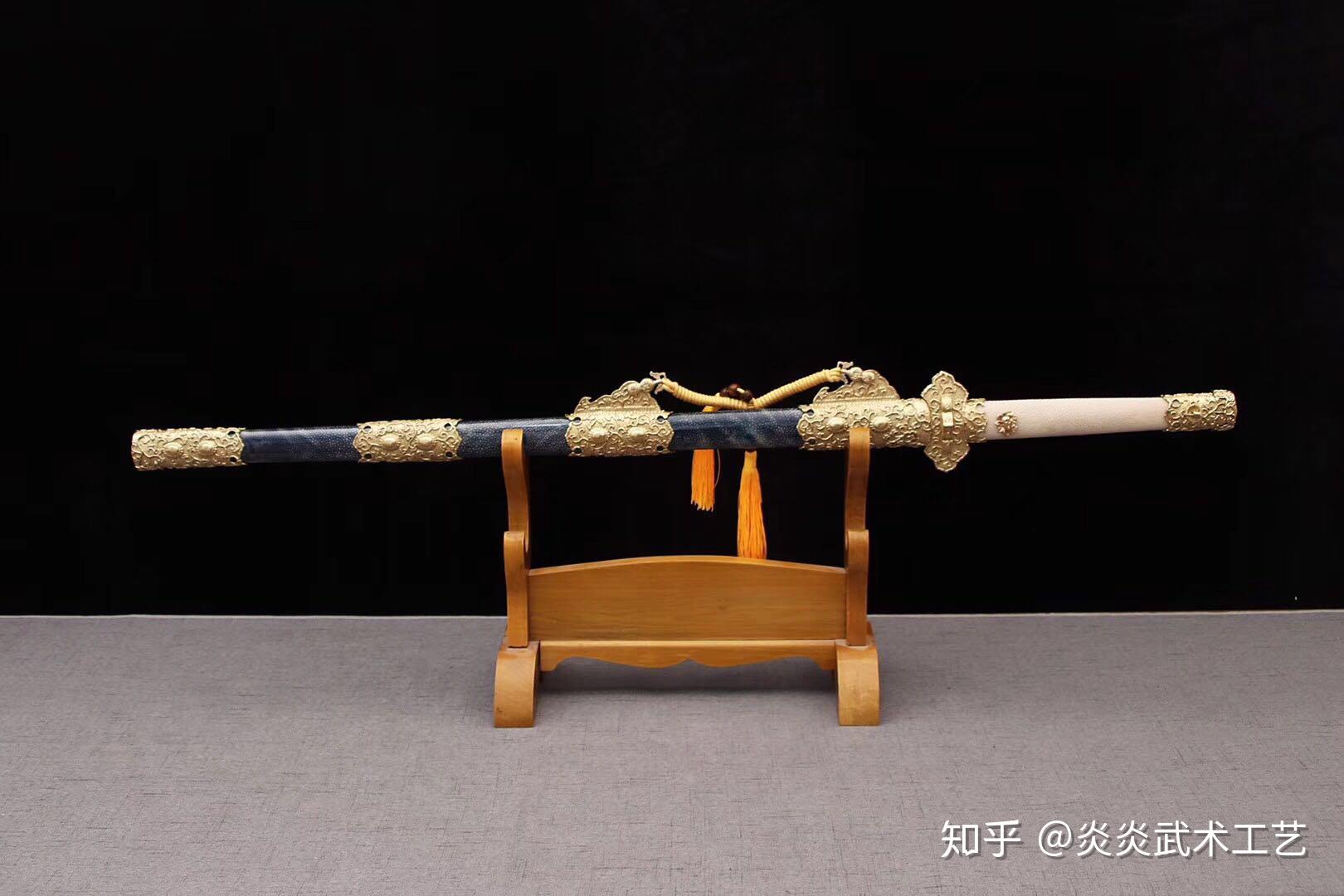 太宗唐剑蓝鞘白柄全铜雕刻装具