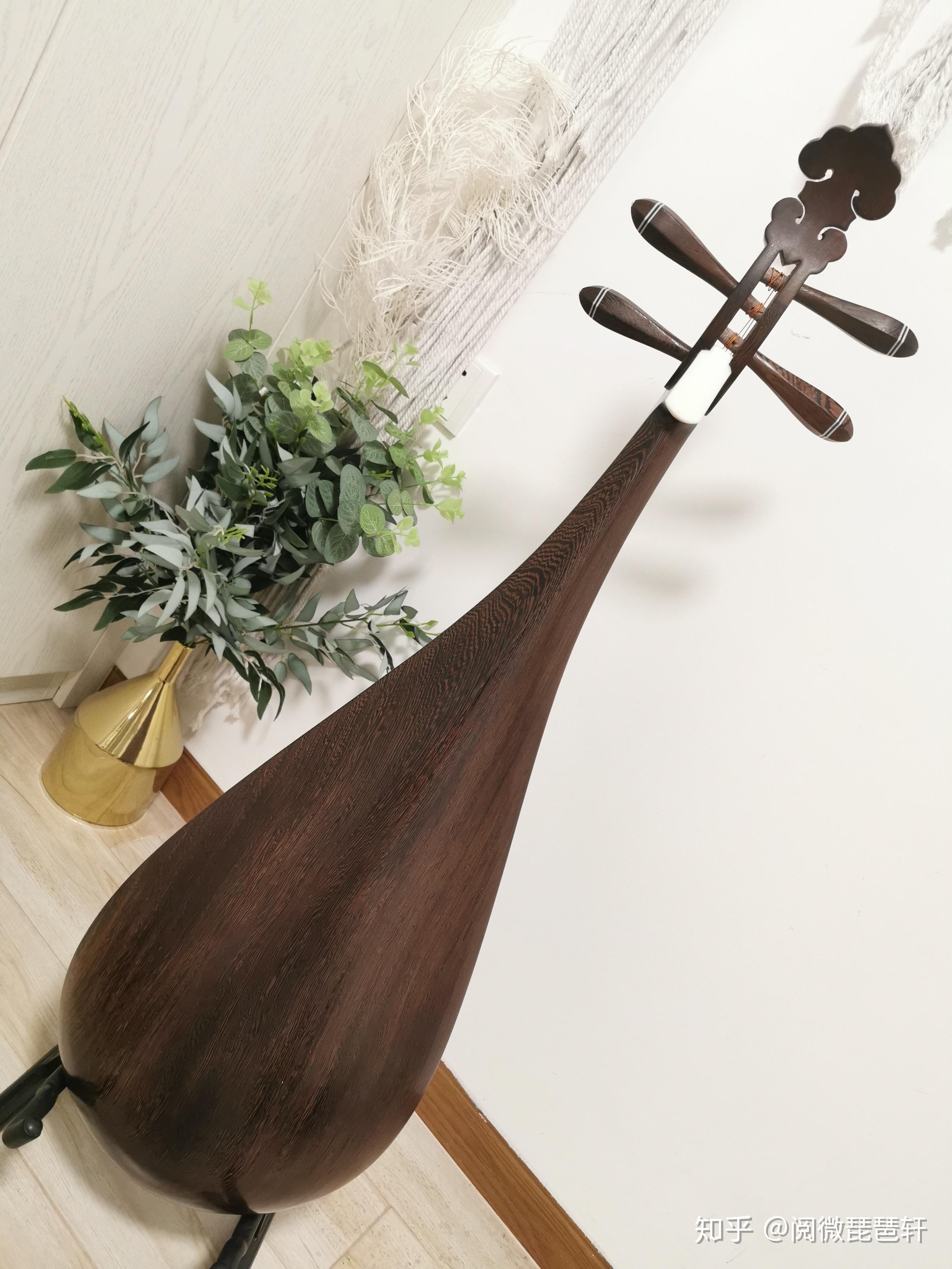 复古凤尾鸡翅木贝雕琵琶