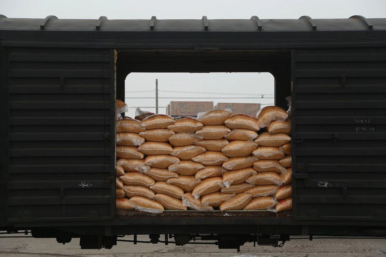 广泛,常用于运输怕受日晒和雨雪侵袭的成件货物,包装货物,袋装货物