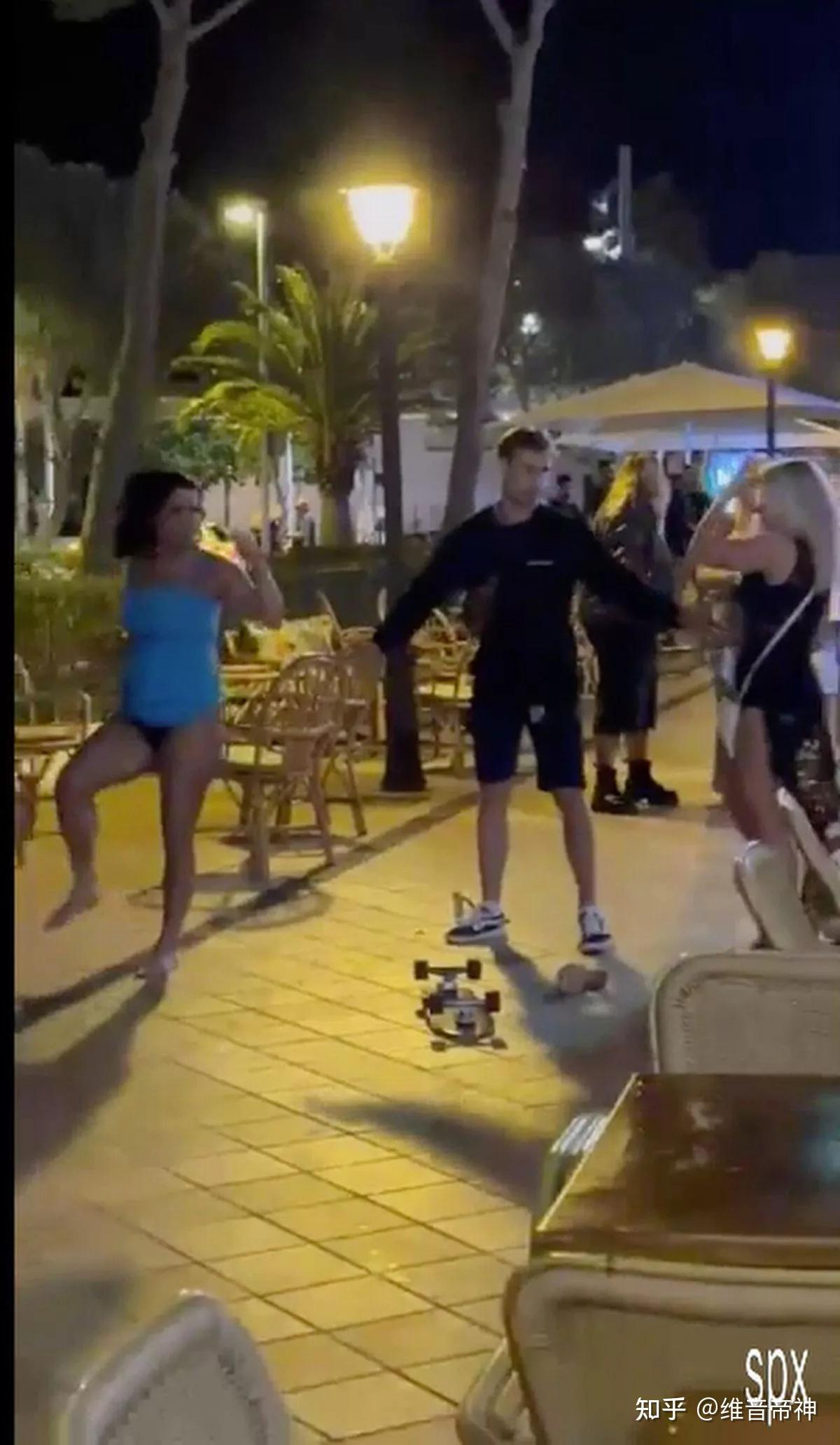 两名英国妇女在马略卡岛的一个旅游胜地深夜发生争吵