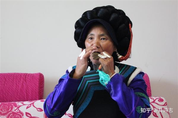 一生与口弦相依，用口弦做嘴巴的彝族女人——海来比比嫫（下） - 知乎