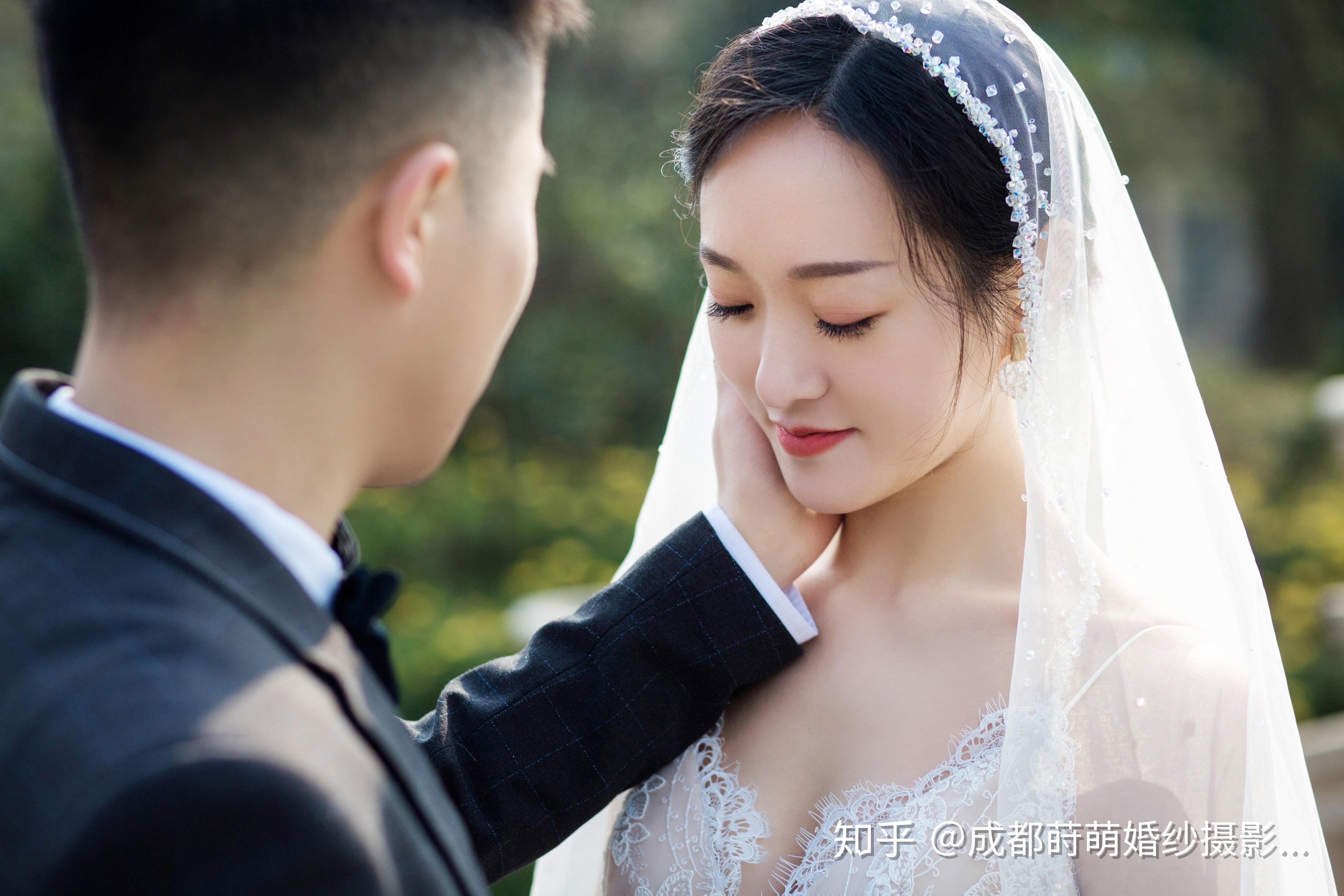 盡顯女神範兒分享一組成都教堂裡面的婚紗照,新娘選擇魚尾款婚紗成都