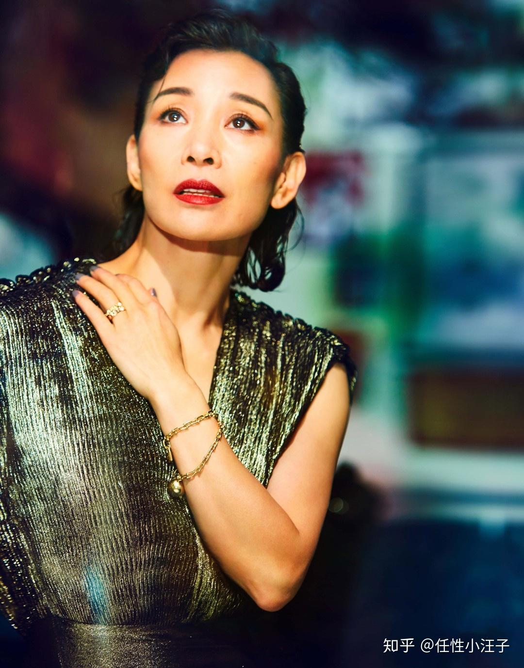 1961年出生的陈冲也是冻龄女神,将近60岁了,仍然对生活充满热情,不惧