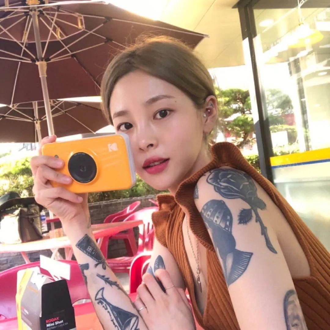 手活绝顶的韩国辣妹纹身师,谁不想被她们扎两针? 