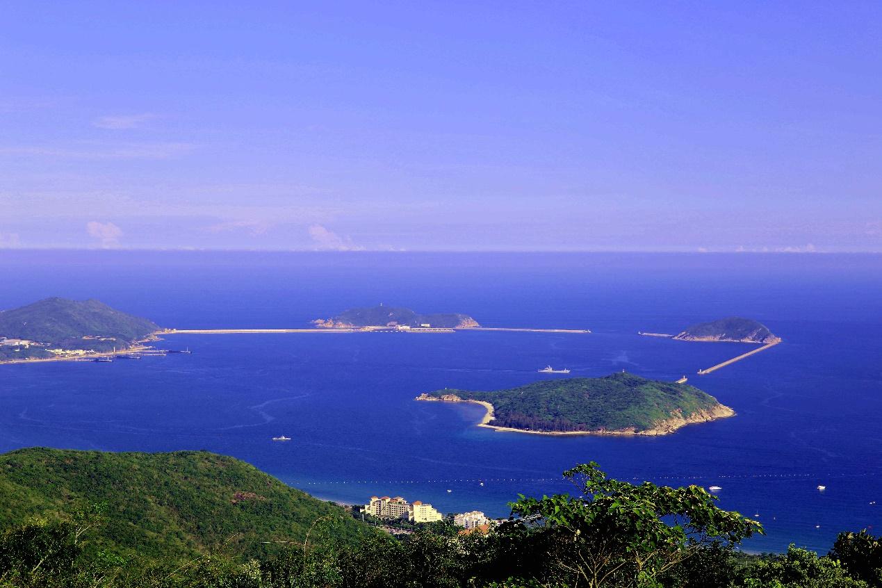 亚龙湾气候温和,风景如画,这有蓝天阳光,清新空气,连绵青山,百态岩石