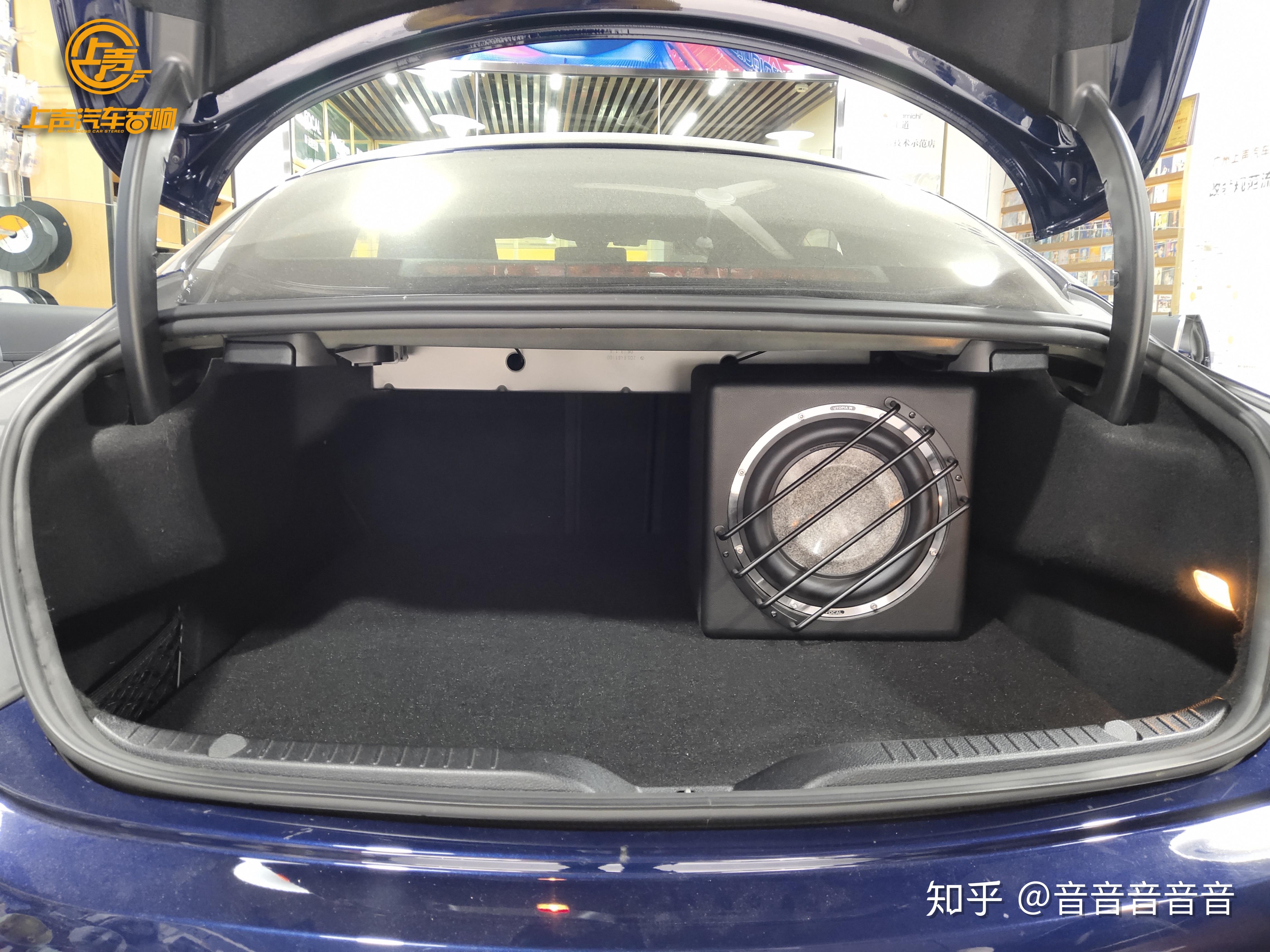 最后再将sub 10 wm超低音安装在尾箱里,奔驰c260的工艺改装便可大功告