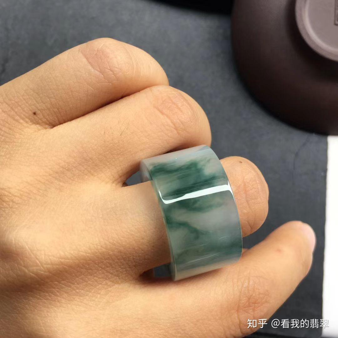 男士佩戴翡翠扳指是不是很酷,像电视剧中 清朝皇帝都戴一个在大拇指上