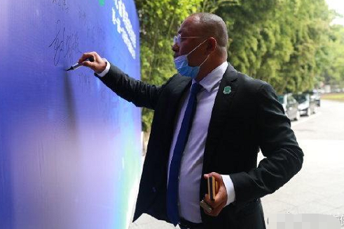 东方阿保自爆自己平台有3亿用户累计捐款3个多亿五哥喊话吹牛