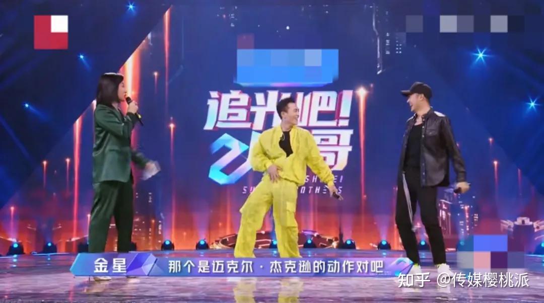 夸完杜淳跳舞有进步后就顺势转移话题,聊起了杜淳和印小天的"世纪之战