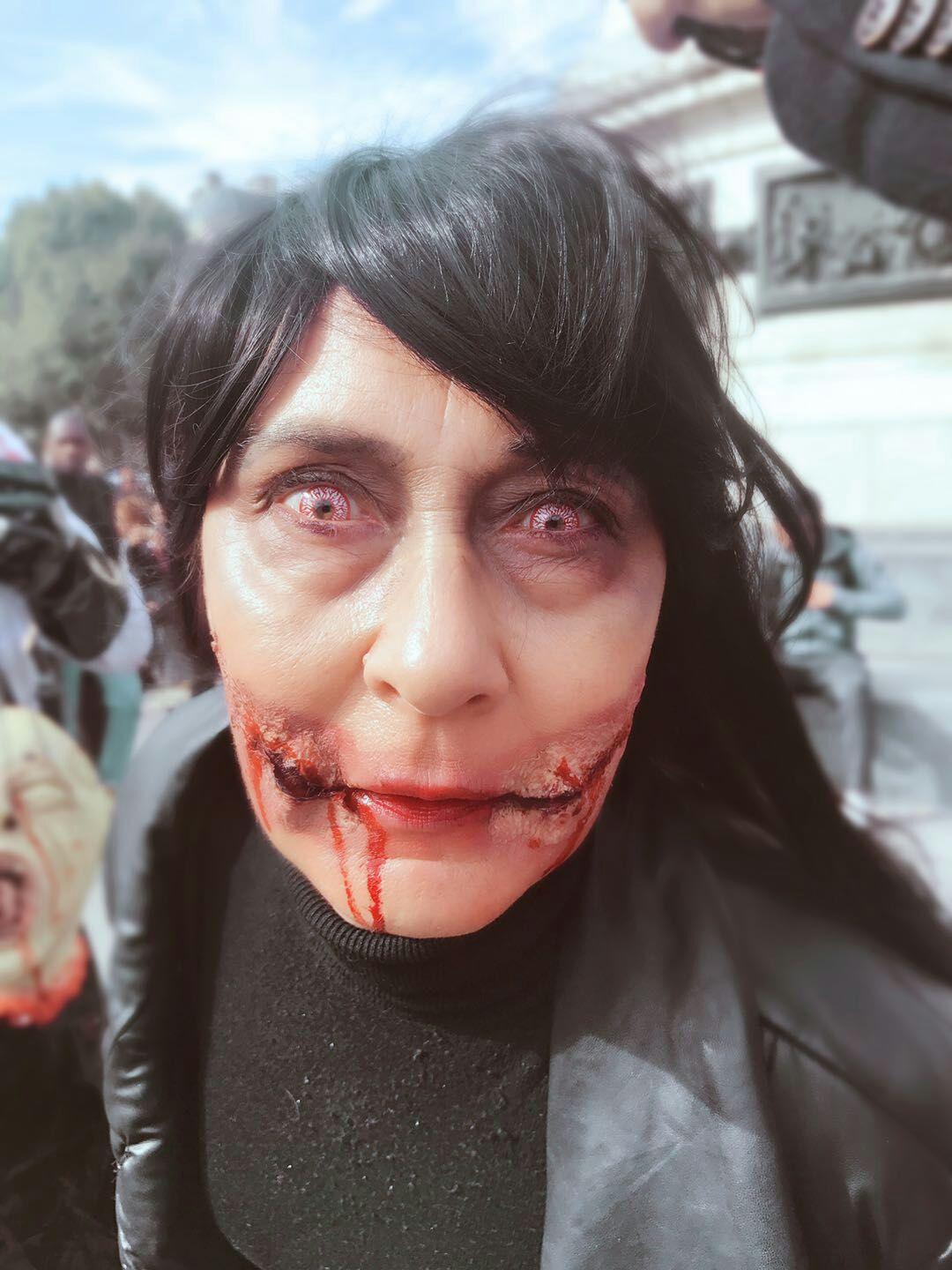 即将考试的我居然还是参加了巴黎僵尸游行