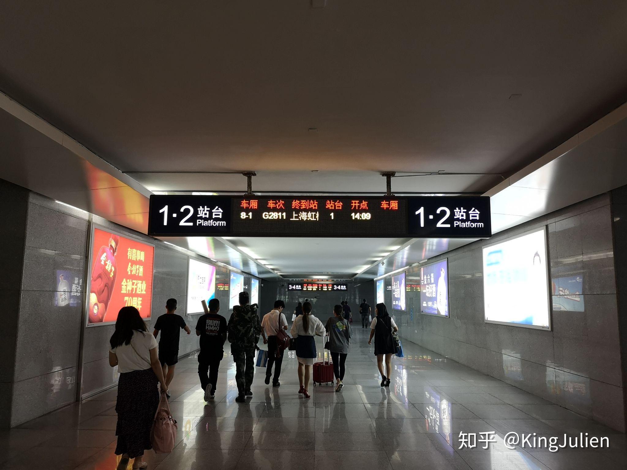 滁州站进站通道滁州站小盘刚上到站台,远方就出现了亮点,g460驶入滁州