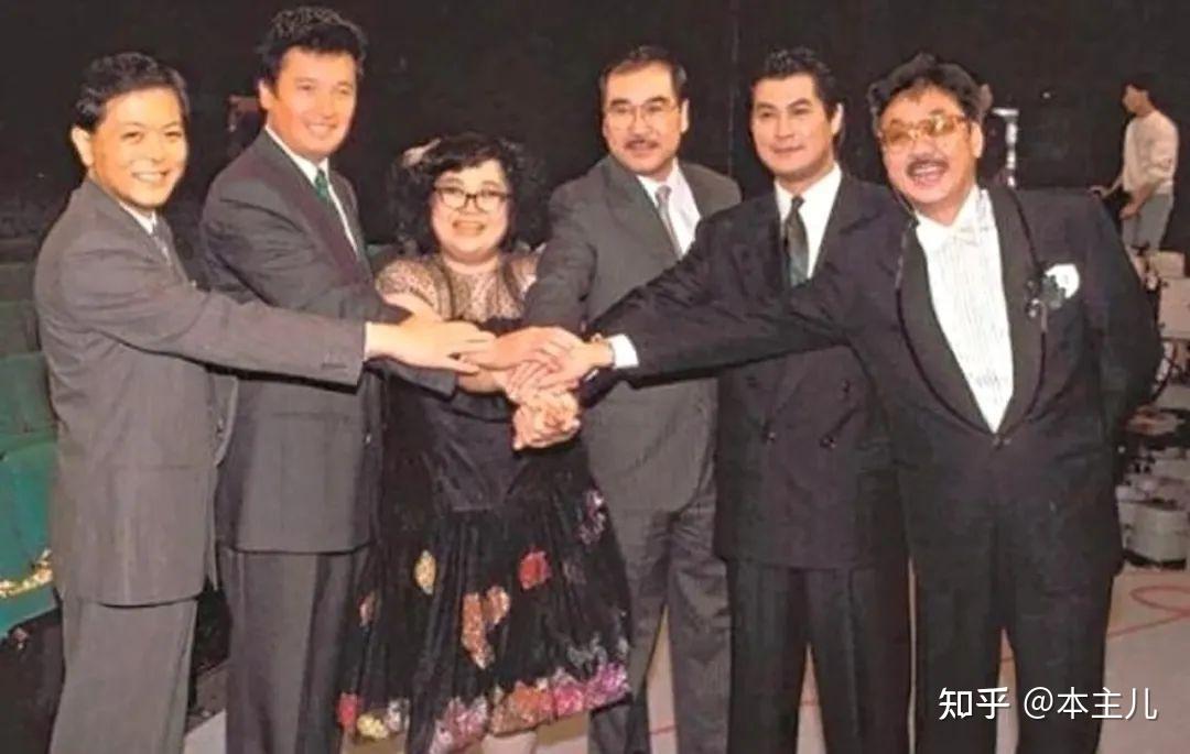 邓光荣替义妹沈殿霞出头,去找官晶华算账,却被竹联帮用枪抵住头