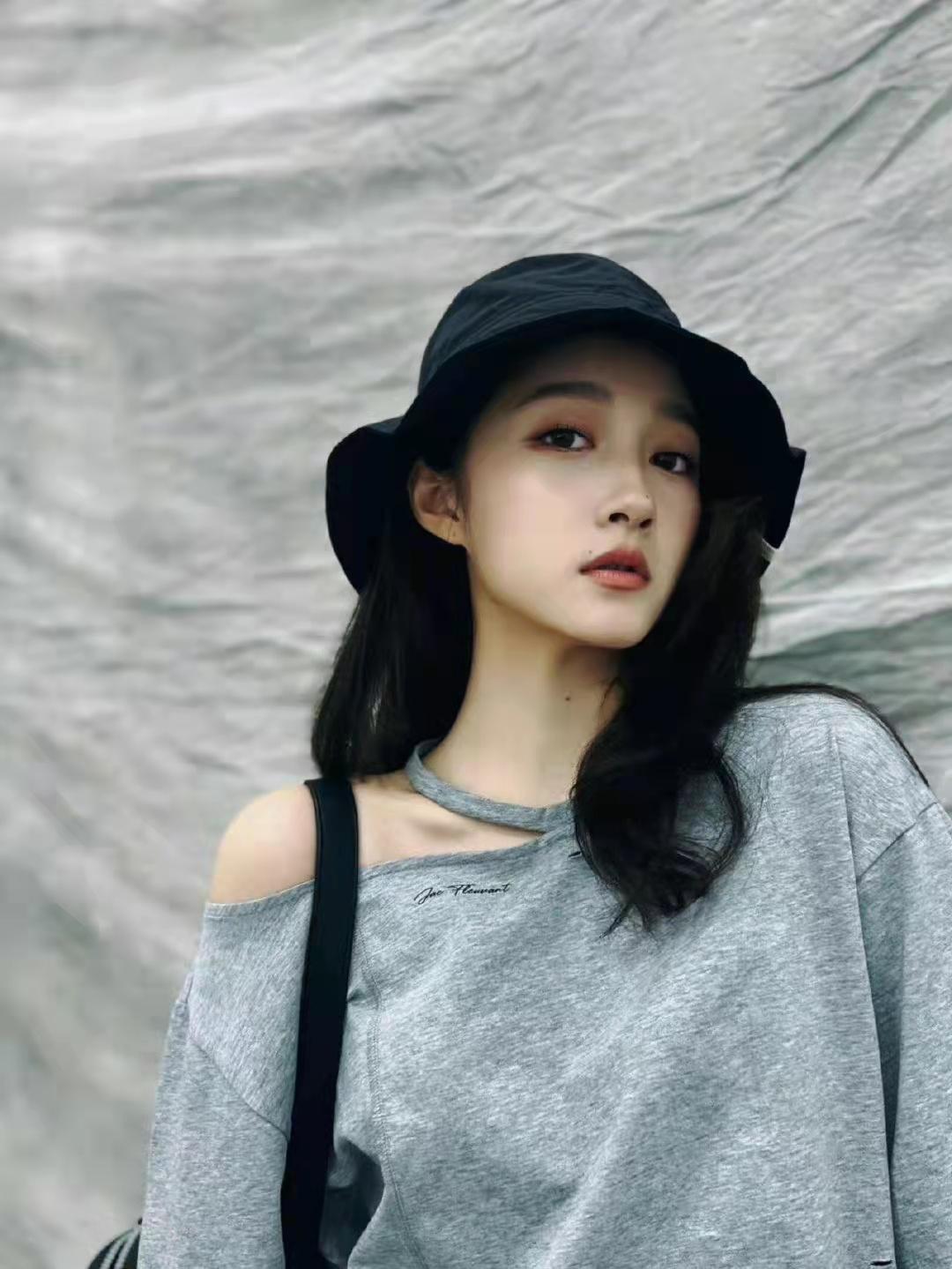 关小彤黑色外套内搭漏肩t恤配休闲长裤马丁靴又美又飒