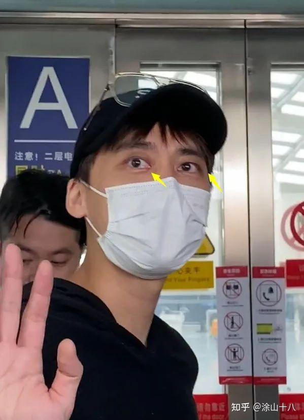 李易峰日本回国,生图黑眼圈厚重反差大,眼神呆滞全程好冷漠 - 知乎