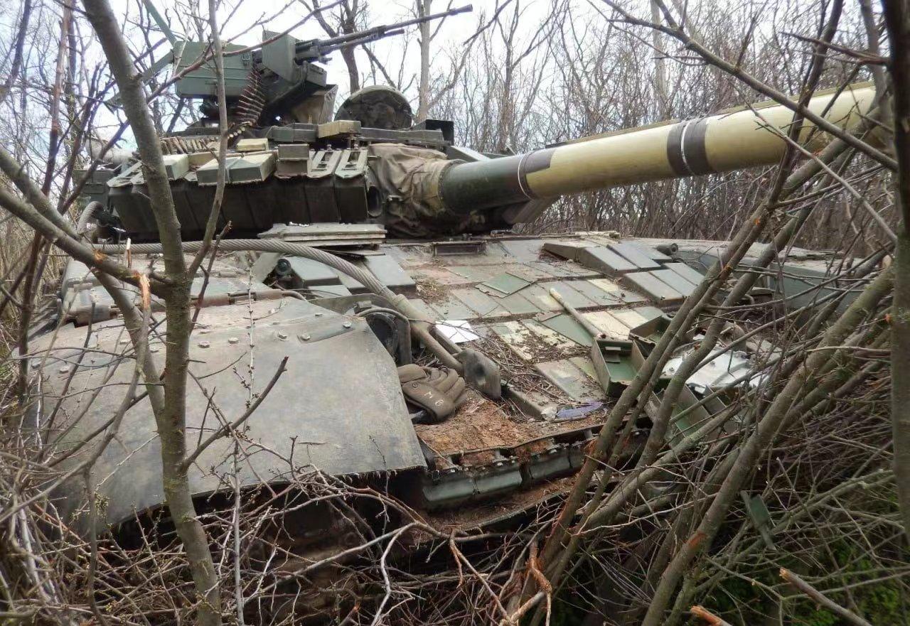 乌军:2辆t-64bv,1辆brdm-2侦察车俄军:1辆t-80u,3辆t-72b3,2辆btr-82a