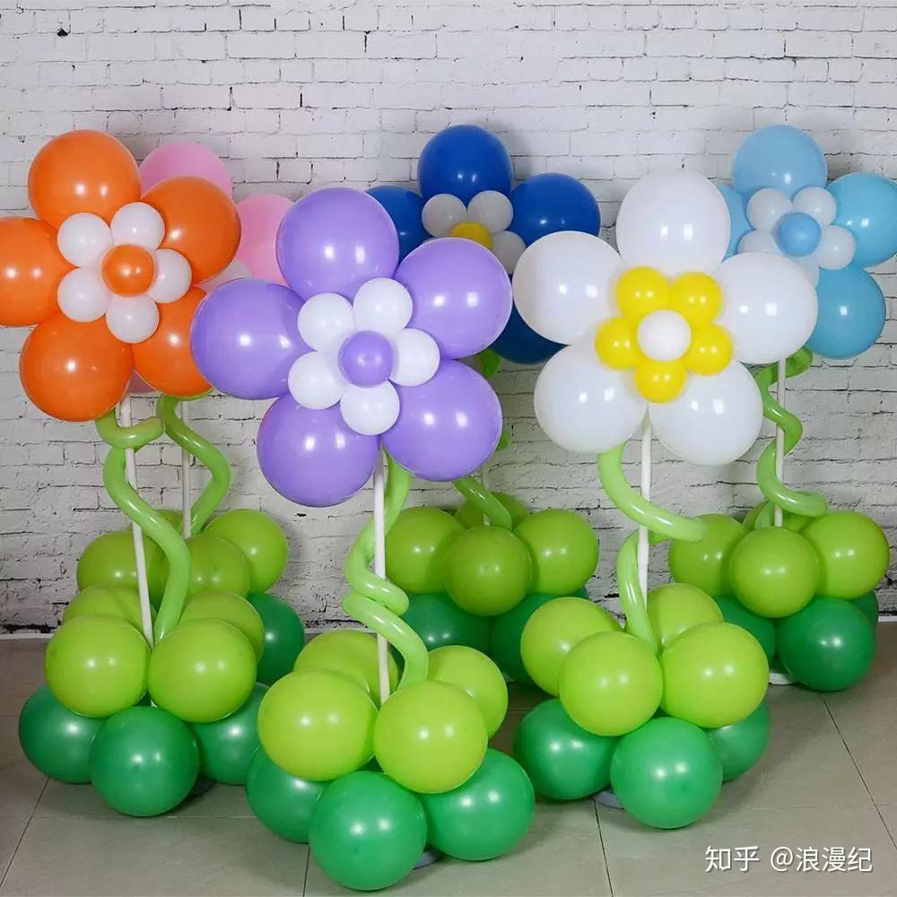 可以放在路引的两旁,气球立柱的造型可以是卡通气球,也可以用颜色不同