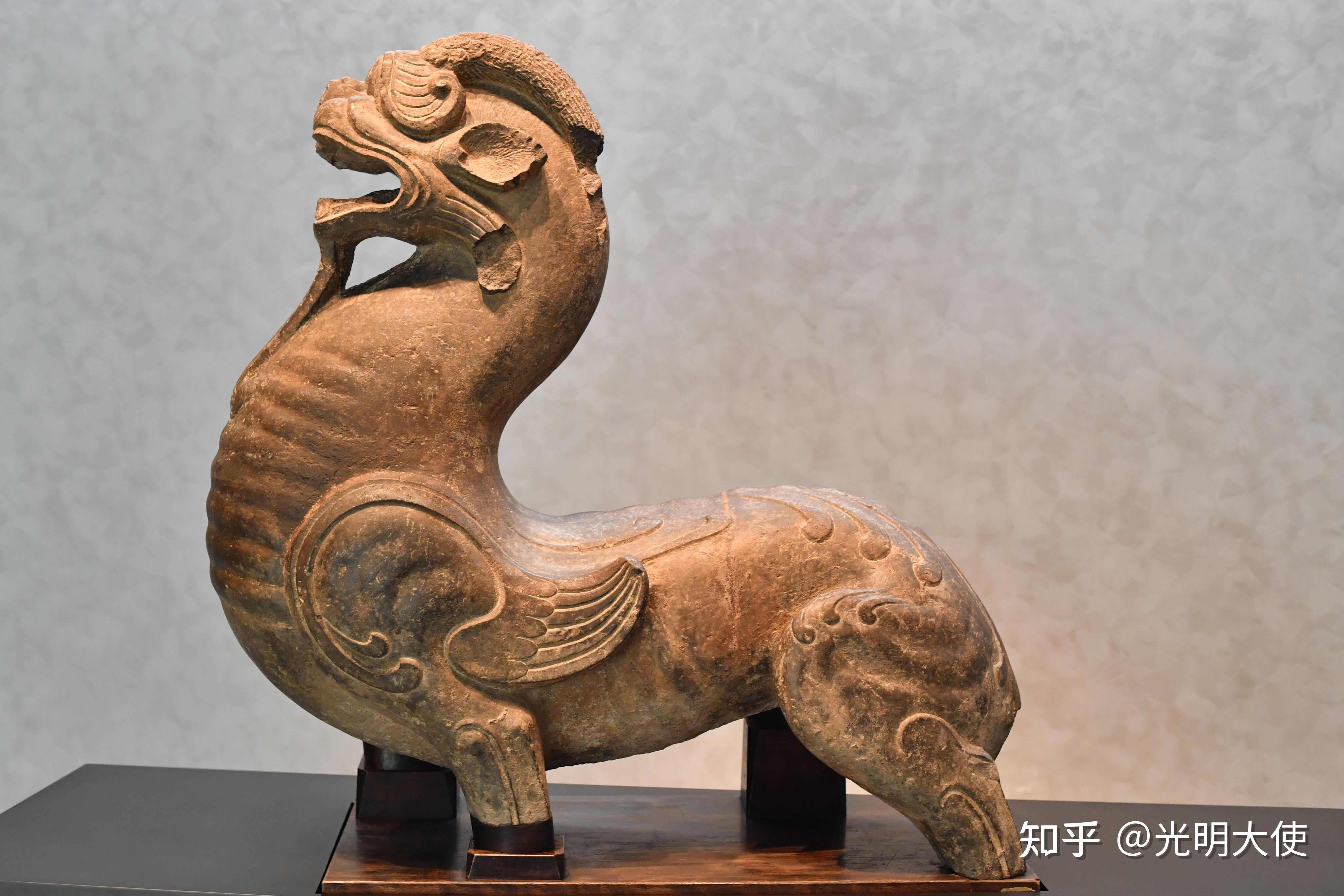 震旦博物馆馆内藏品以佛教造像,玉器,陶器及青花瓷器为主;展览分常设
