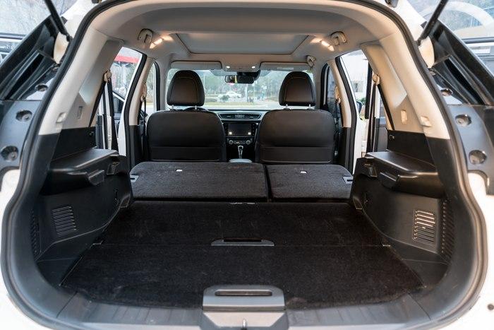 东风日产-奇骏700升的后备厢容积,比例放倒后空间可以提升1倍,足够装