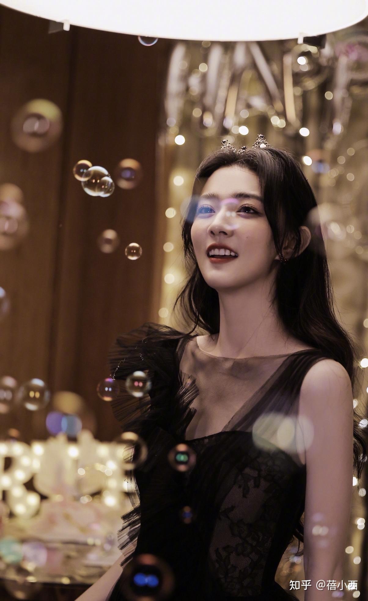 徐璐尺度也放开了,穿深v领连体裤露出肉色打底,方脸更有国际感