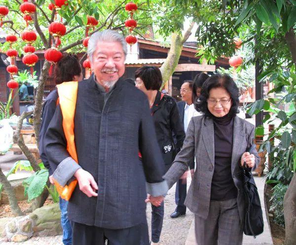 《今夜不设防》播出后大火,创下70%的收视纪录,但也有人骂三位主持人"