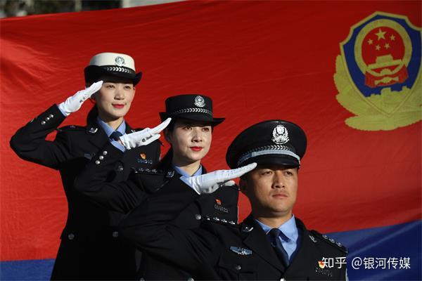 伴隨中國人民警察警歌的奏響,護旗隊邁著整齊的步伐,護衛著鮮豔的警旗