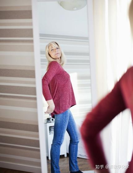 人们在日常商场中经常需要照镜子来配备试衣服,那么生活中的这种镜子