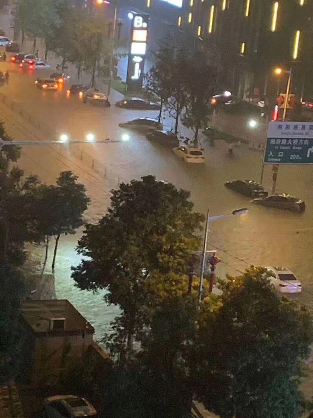暴雨袭击湖南凤凰 水位暴涨古城被淹-现场-长沙晚报网