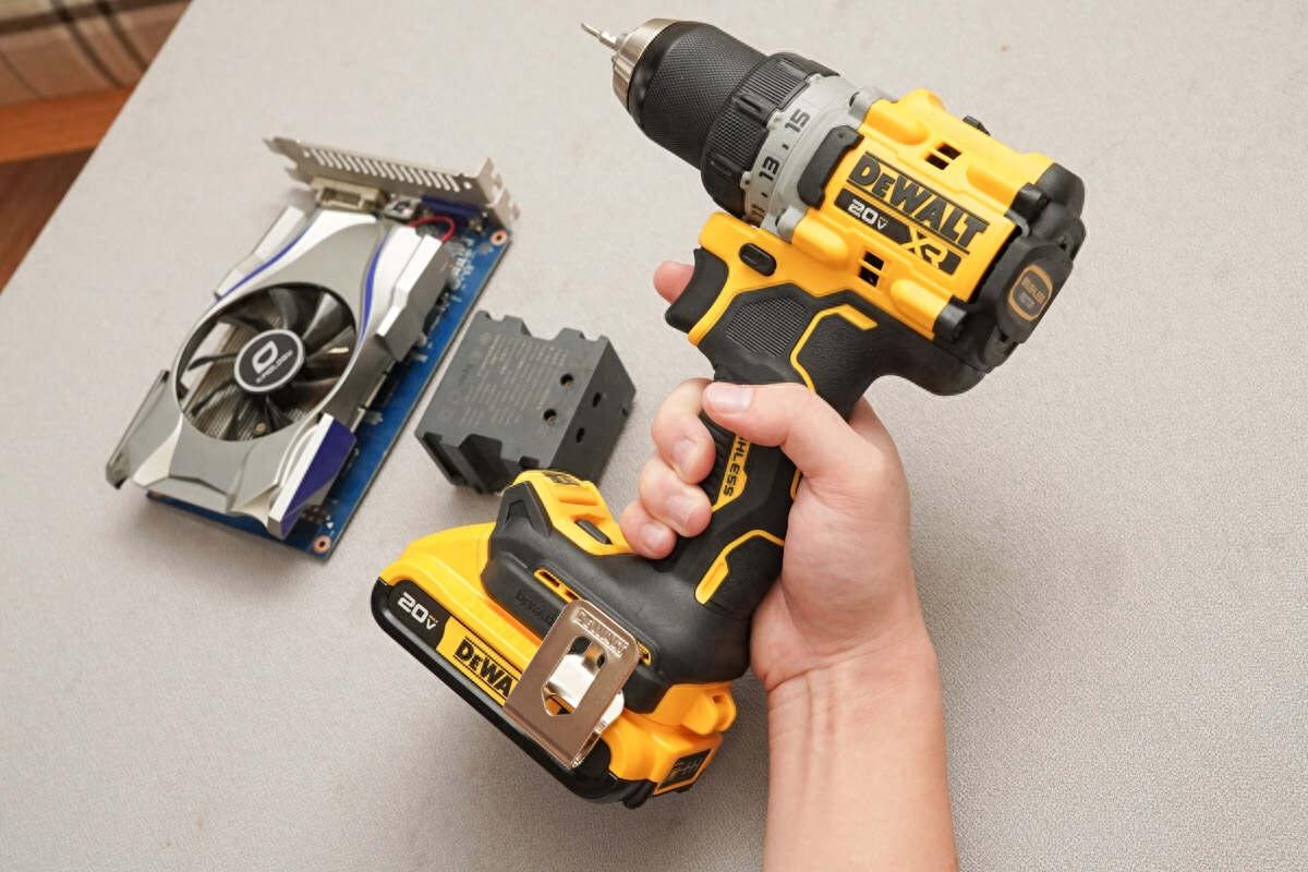 户外便捷作业,功能配件更出色,得伟dewalt工程作业套装充电评测