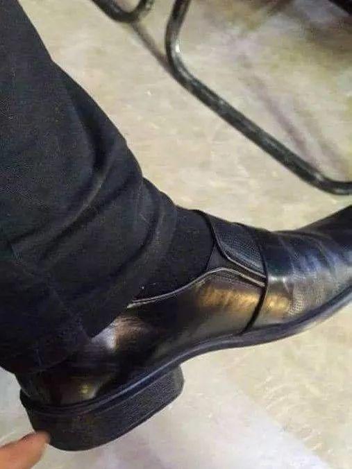 脚底下正踩着一双美少女袜子一个看似稳重的中年男子你永远不知道害