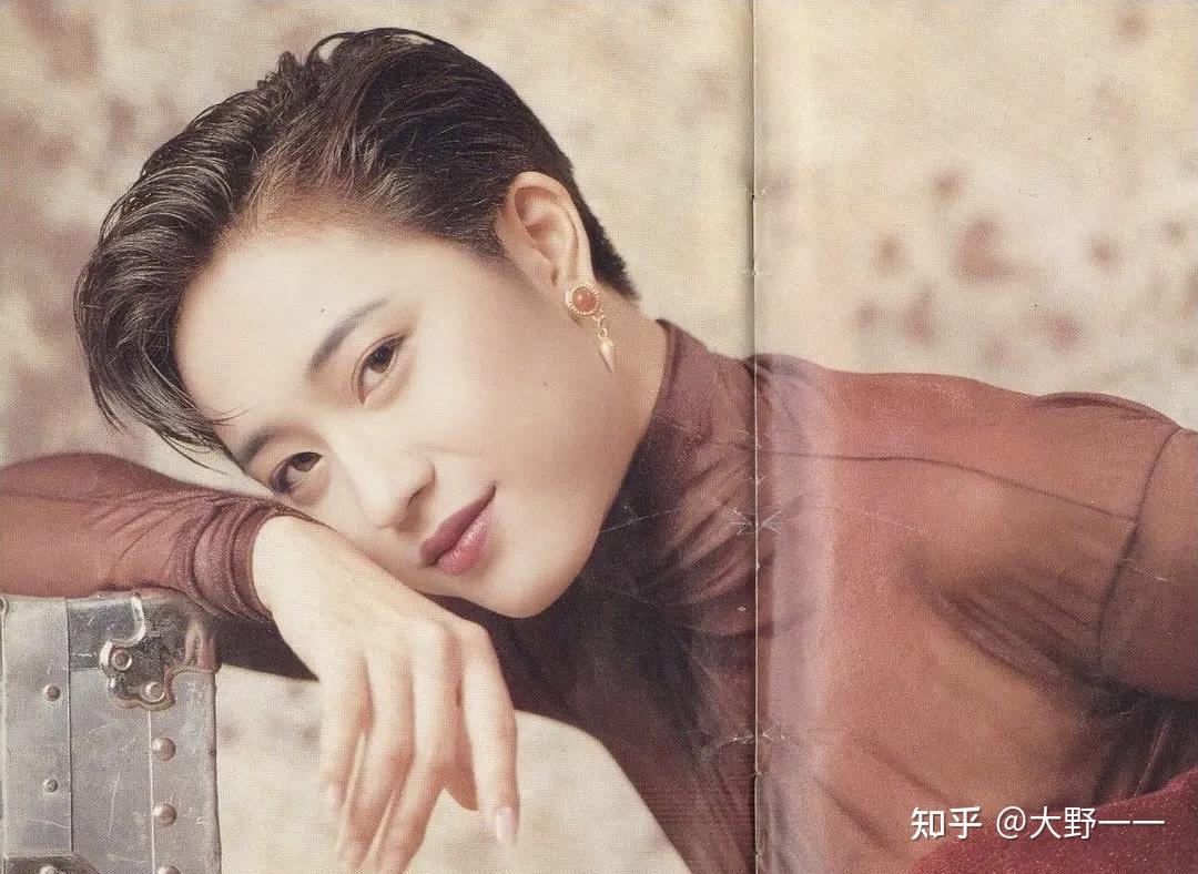 为此,他还颇有才情地为陈法蓉送上了"流鼻血美女"的荣称.