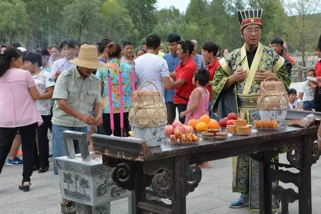 【祭祀】下午15:39,立秋祭祀仪式开始,游客,周边村民组织队伍行进至水