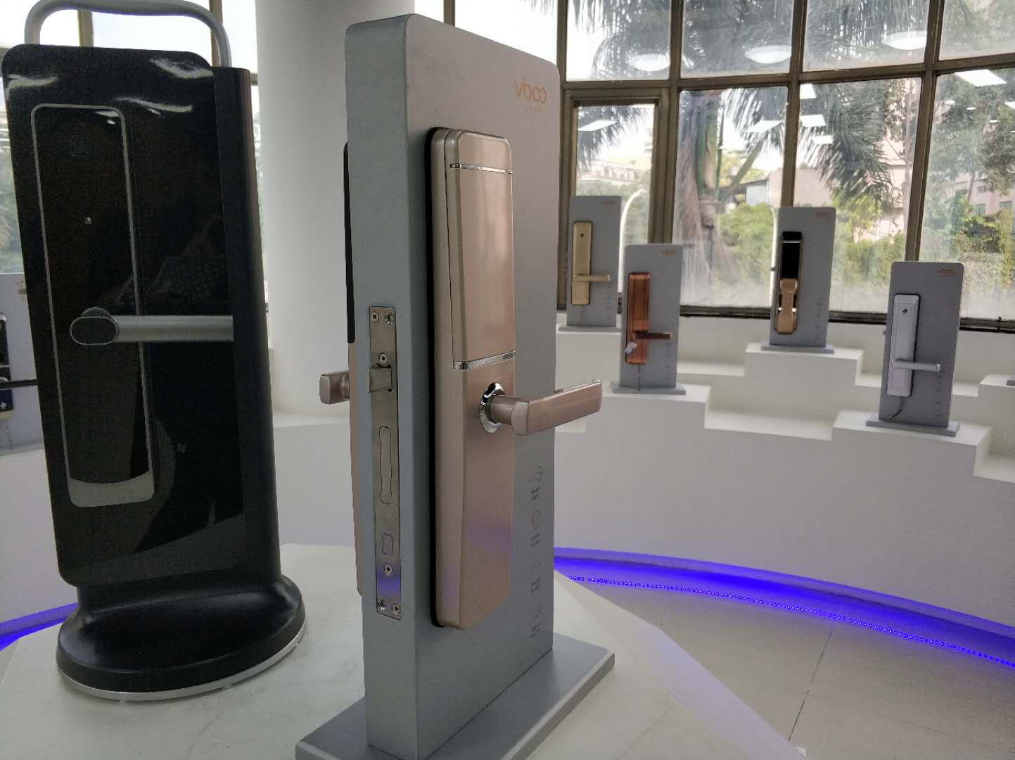 密码门锁哪个品牌比较好 v2-1bd195f86876355d2f1875b5713accad_r.jpg