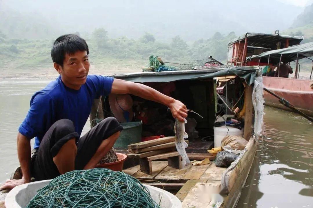 白胡子鲶鱼惠州男子钓到巨型鲶鱼细看之后急忙放生