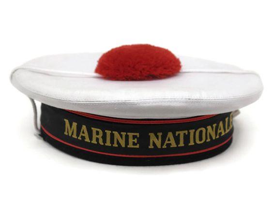 这种帽子的艺术化版本法国人的水兵帽有板有眼的把tally缝在了帽子上