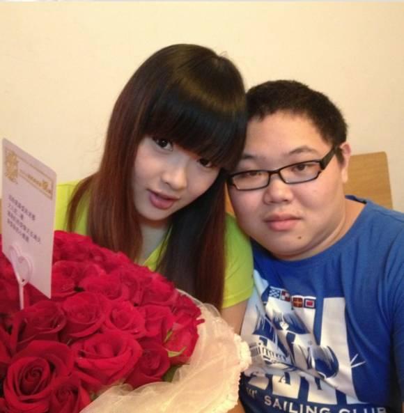 pdd直播时也老婆长老婆短的叫着三丑五五开的微博时不时就和uu妹秀个