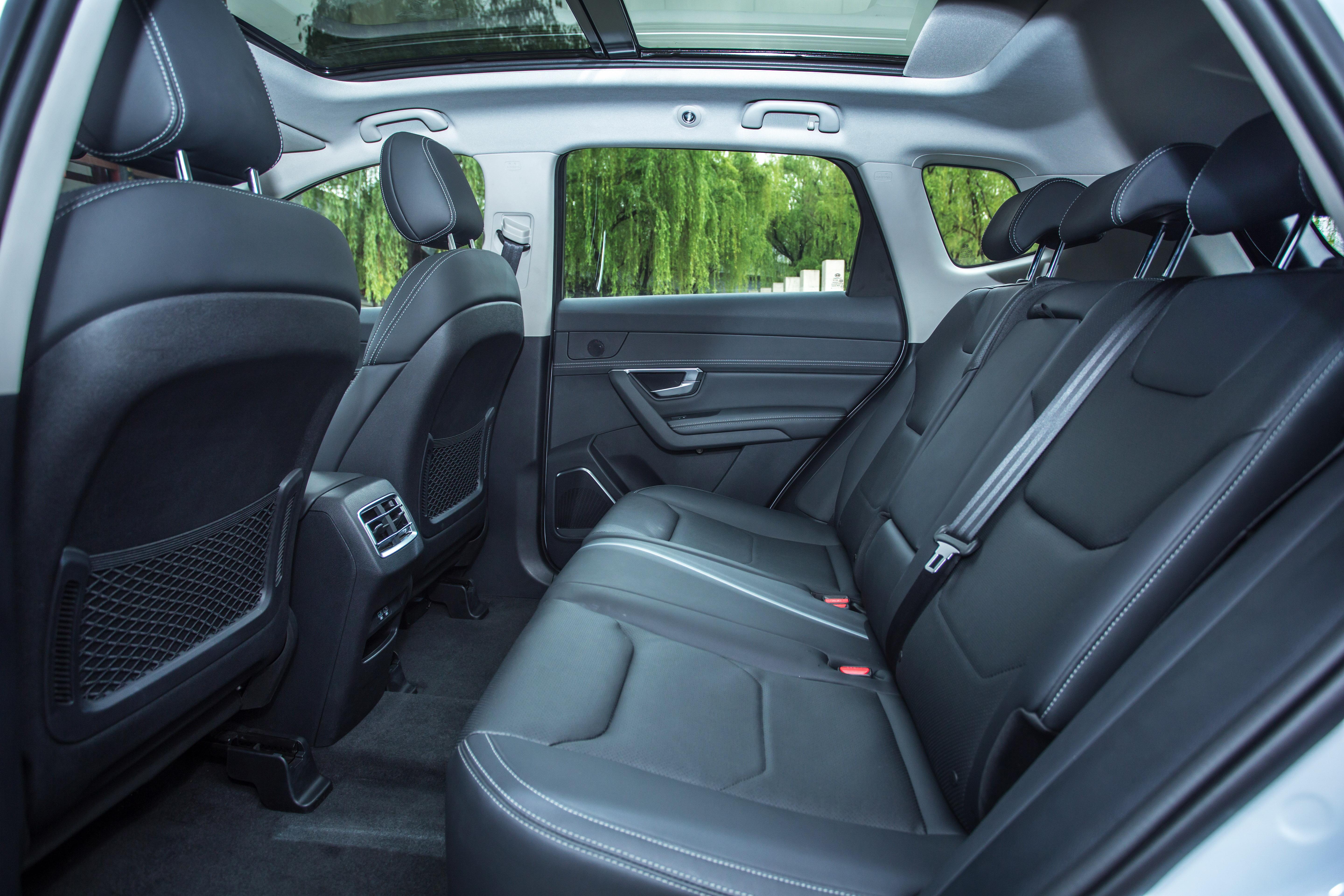 1700mm,2712mm的轴距a 级大五座,后排空间足够大舒适性更是没得说